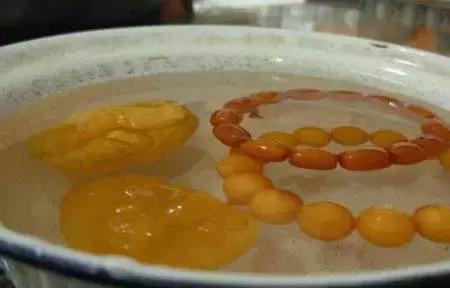 造假蜜蜡的骗局看完一秒揭穿,蜜蜡造假到底有多可怕