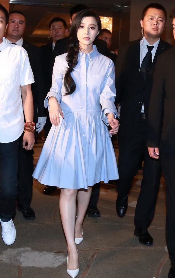 张馨予的穿着打扮其实还挺好看的,张馨予一身全黑帅气女王范十足