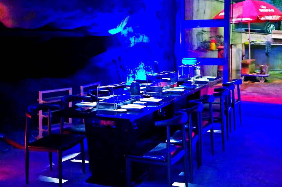 第一次吃烧烤串被惊艳,山洞里吃饭是一种什么体验