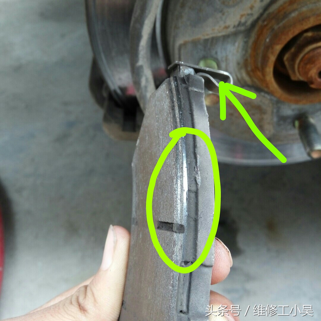 别克老凯越更换刹车片，怪不得车主说前轮刹车没有后轮的灵敏！