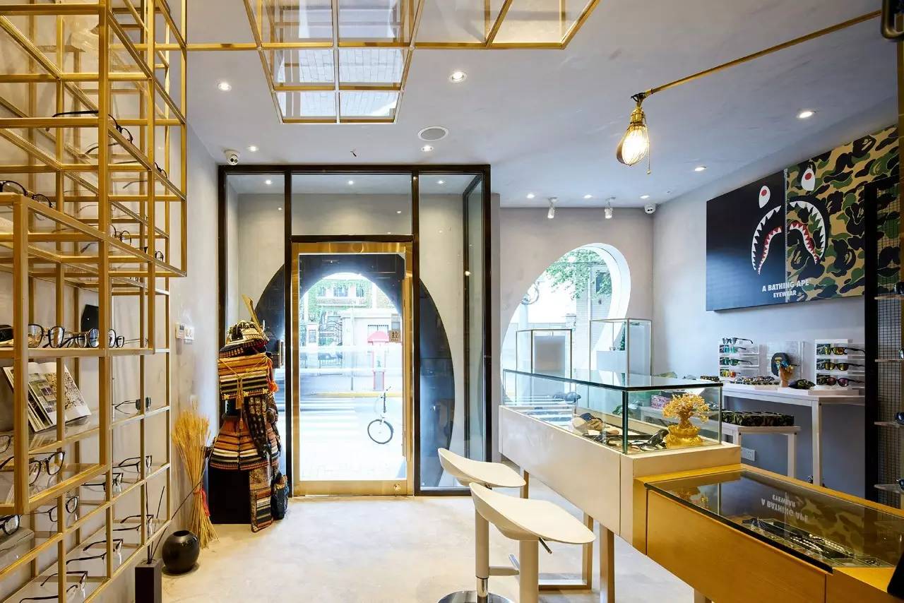 我们在上海拍下了15位潮流工作者，还给你介绍20间最新最好玩的潮店！