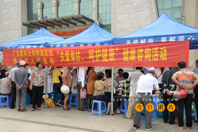 专家来到医院展开义诊,专家来县开展义诊