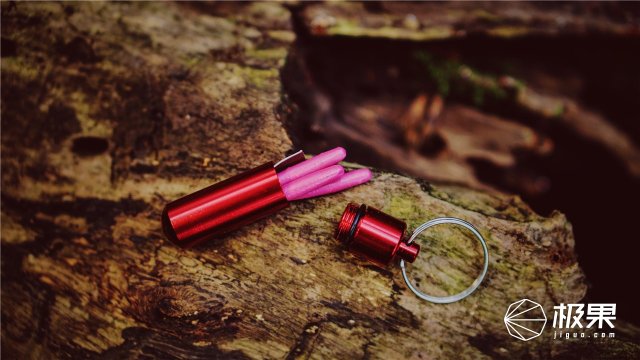 这盒子还没手掌大，里面的工具却比工具箱还全，野外保命全靠它