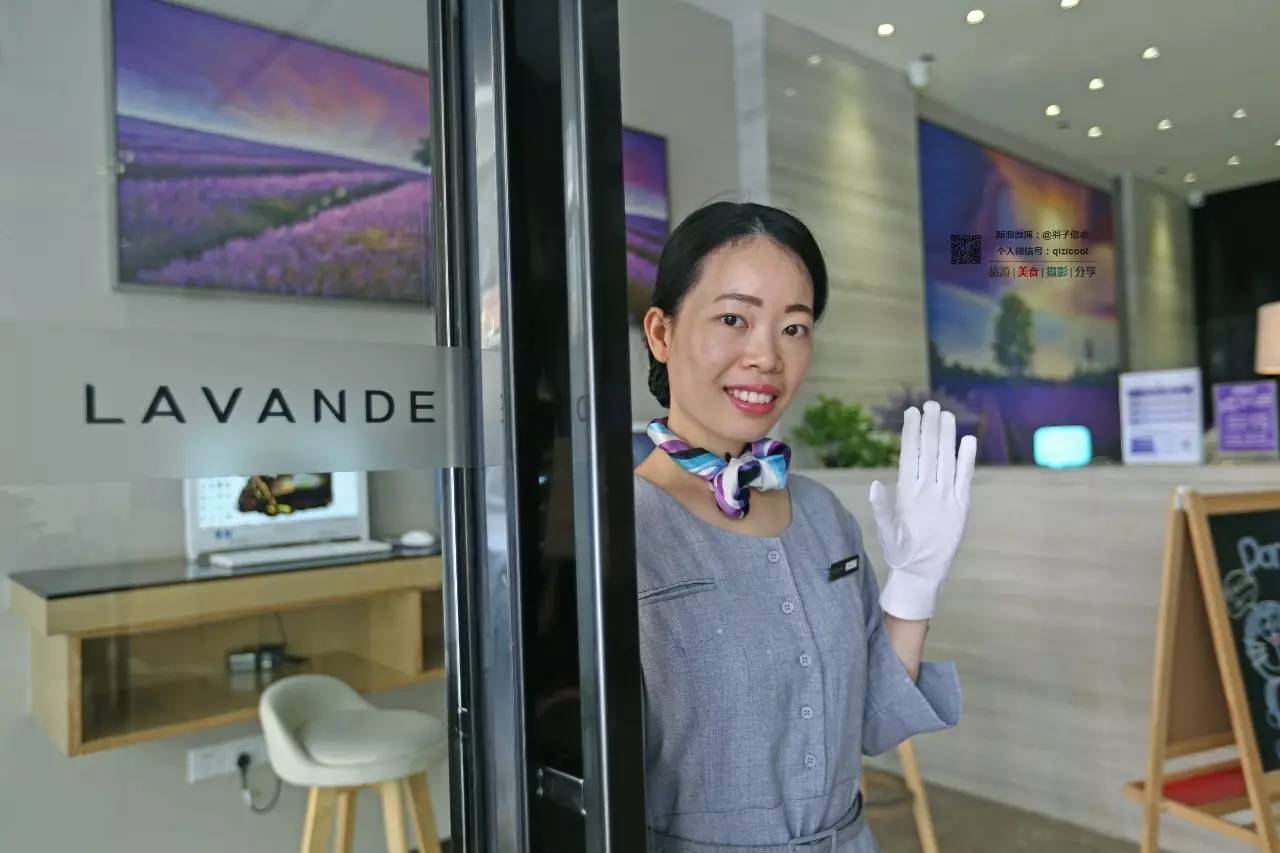 这一家酒店有门童，叫“白手套”。