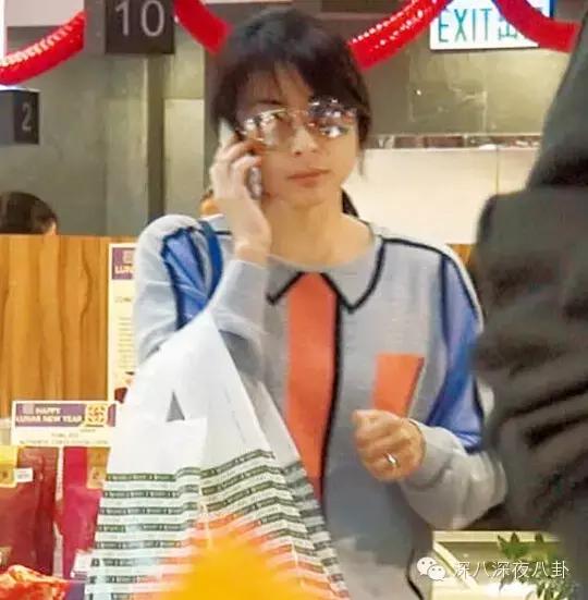 坐拥百亿身家,路边买20元童装,这对豪门夫妇最让人心旷神怡