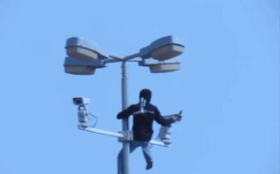 在女友的脖子上吻了个草莓被小侄女看到了