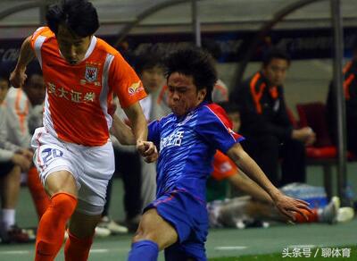 因乌龙球他被载入史册美艳娇妻为训练其脚法甘当人墙