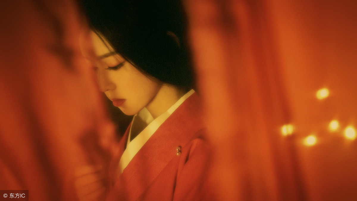 小说：黑衣男子闯入她闺房，喂她吃下虫子，这场景前世并未有过