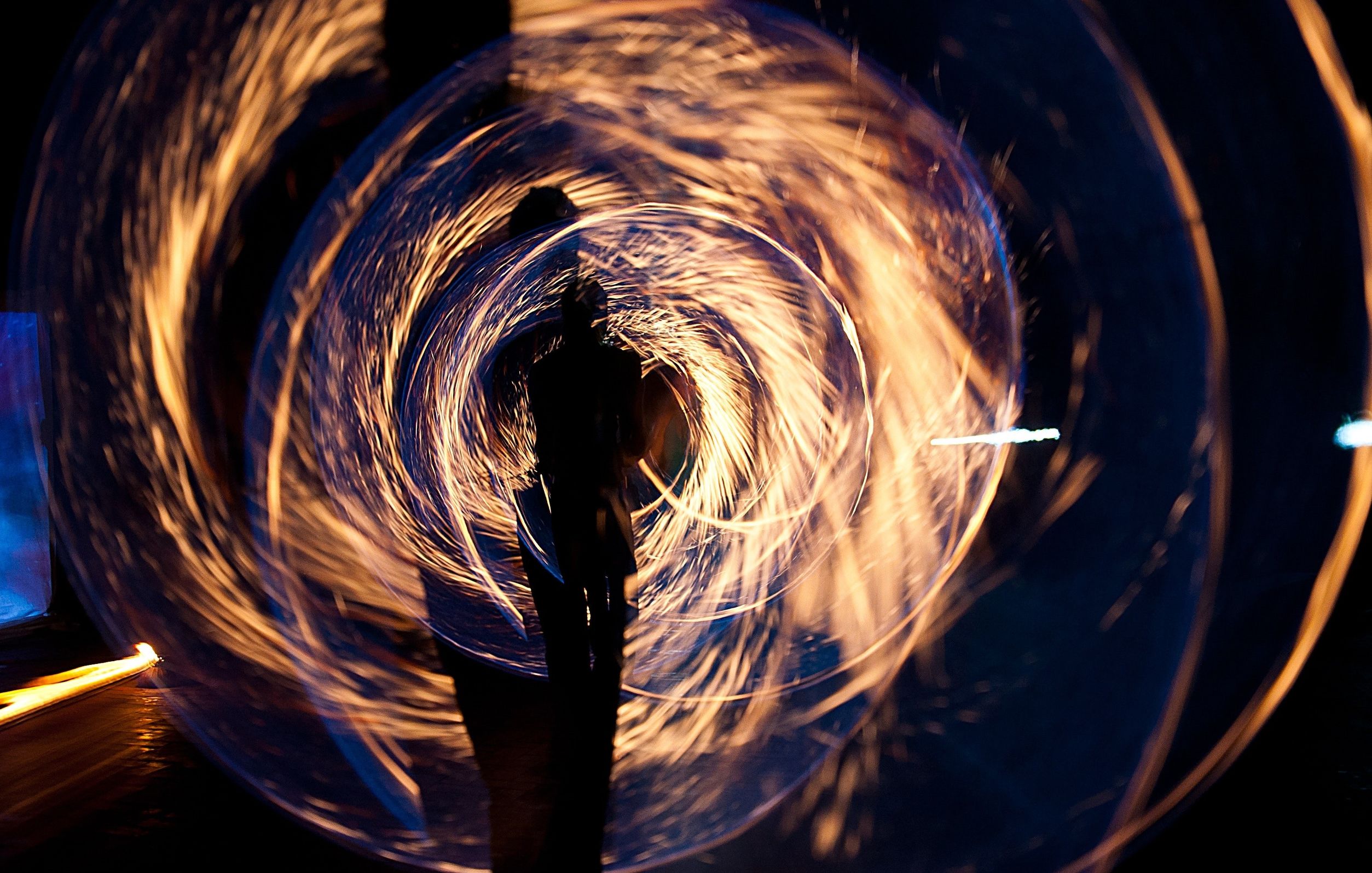 小说：众人对陨石兴致不高，少年低价拍下，竟发现是罕见的暗魔铁