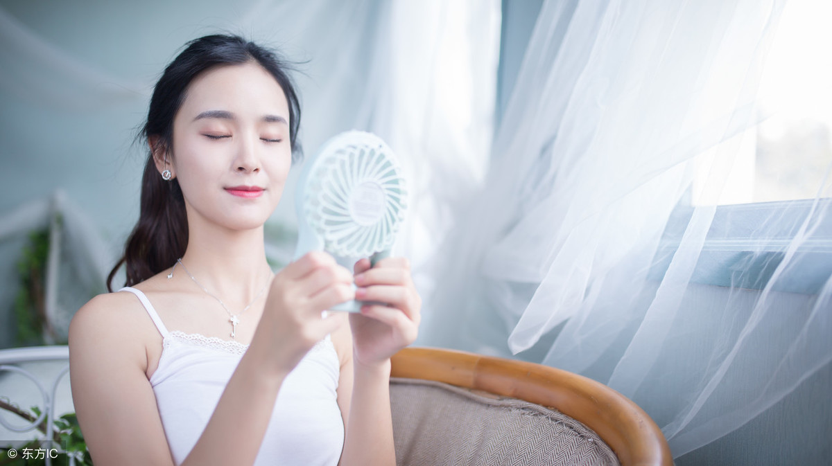 小说：学校里怎么有猪，王晓明阴阳怪气食堂旁的中年人竟是校长