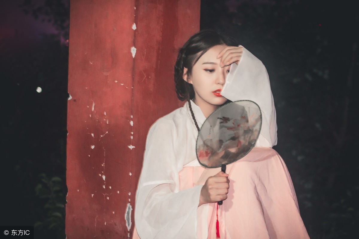 小说:宫中邀请众人,有命妇也有未出阁小姐,他一眼知道她是公主