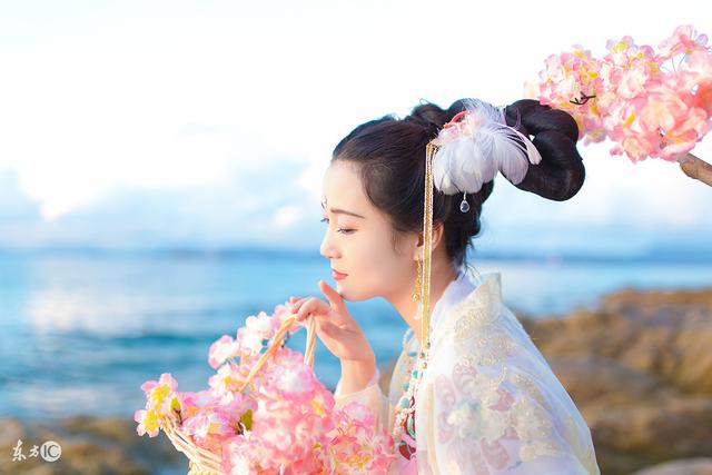 小说：皇上见她没再因例假肚子疼，主动要把她带出宫玩，下人惊呆