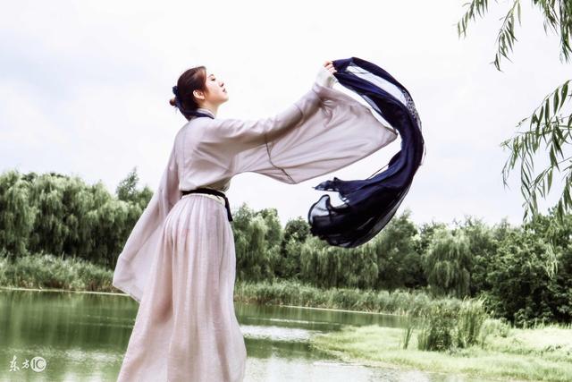 小说：她刚进宫就被贵妃针对，罚跪四个小时，皇上得知后发怒