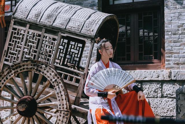 小说：美食家穿越成小农女，爹早亡娘软弱，家里穷得要借粮吃饭