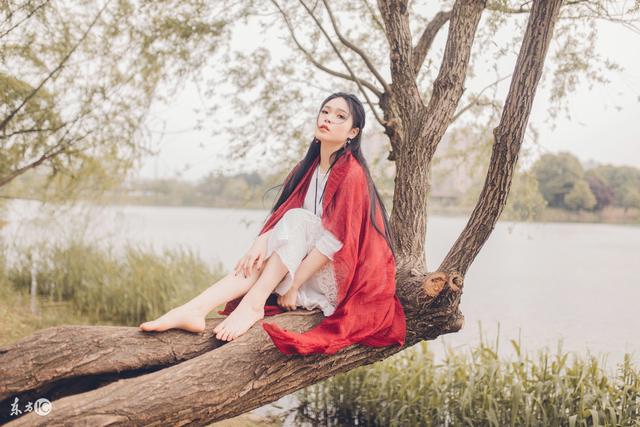 小说：娘亲责怪她不懂礼貌，见面也不打招呼，她却给了娘亲一巴掌