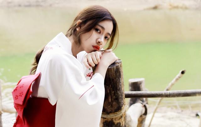 小说：得知王爷奉旨入宫，嫡女潜入他府里找玉佩，意外碰见他归来