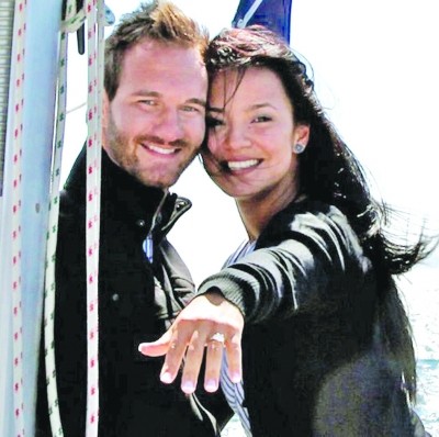 尼克胡哲几岁,尼克胡哲双胞胎家庭照