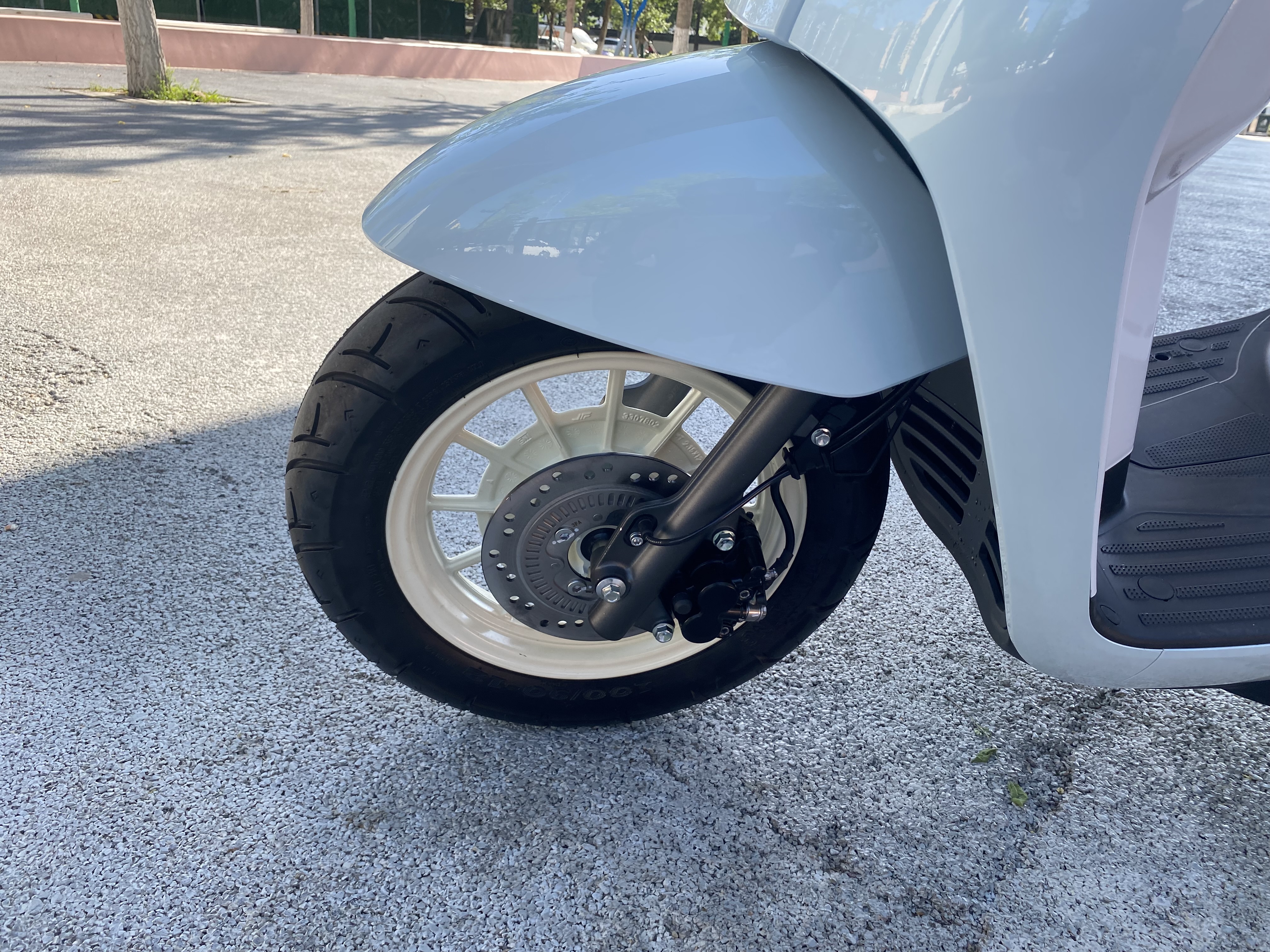 LA要失宠了？1万出头，实拍壹米阳光125：ABS+TCS，女骑时尚单品