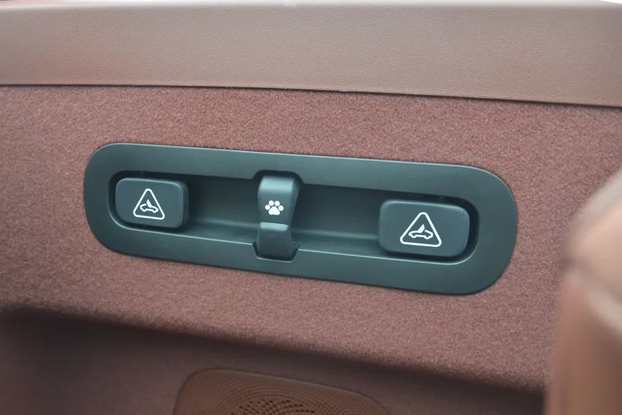 名爵全新纯电动双门跑车cyberster,名爵cyberster剪刀门多少钱