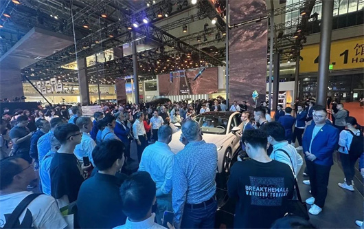 展会上老外来到摊位,车展上的外国人