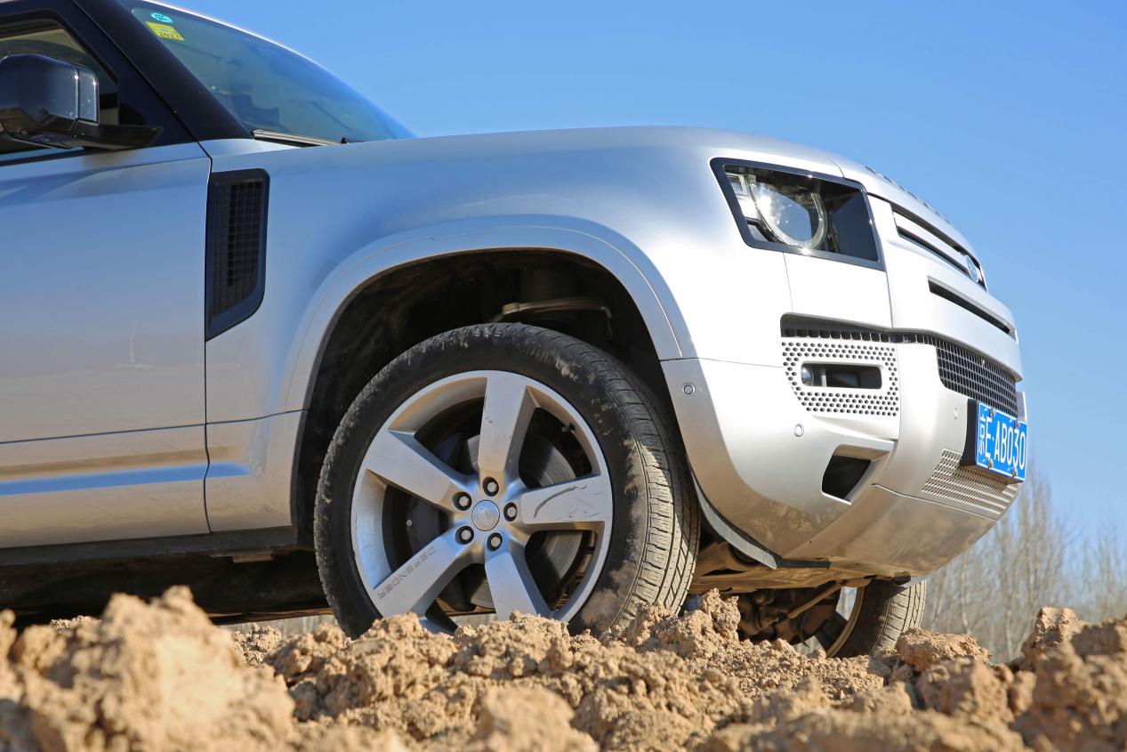 陈震试驾路虎卫士90,怎么优雅的上越野车