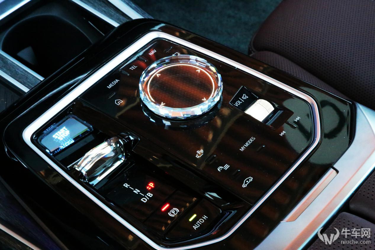 强者的自我颠覆试驾宝马i7xDrive60L