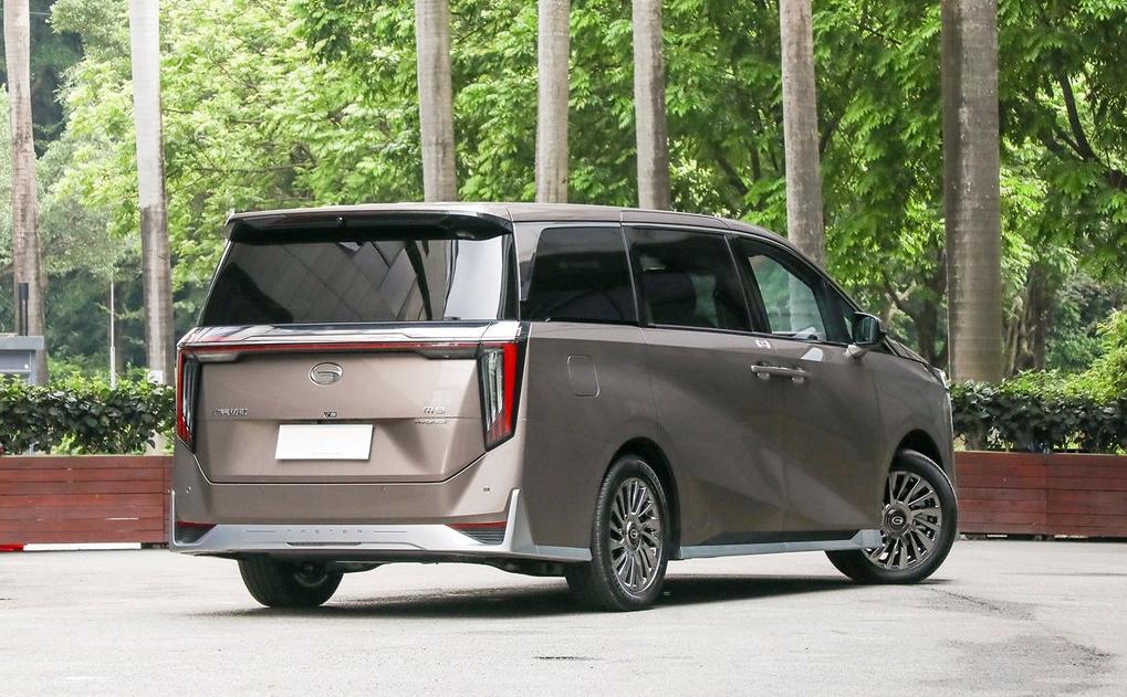 gl8比传祺m8好在哪里,别克gl8和传祺m8三排空间对比