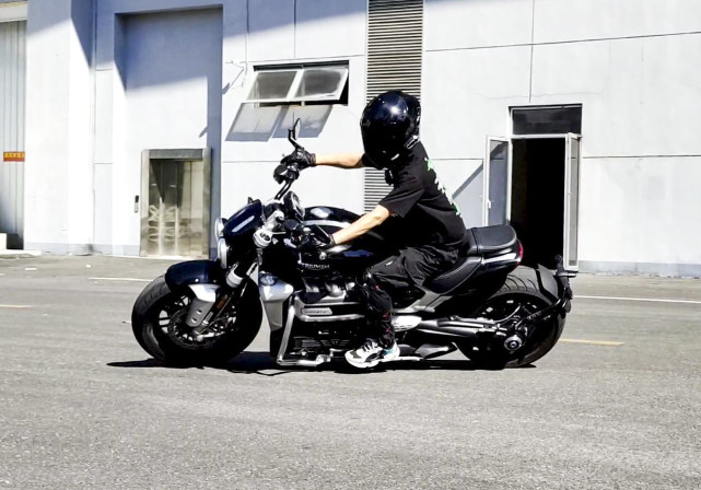 凯旋火箭3r骑行感受,凯旋火箭3好驾驭吗