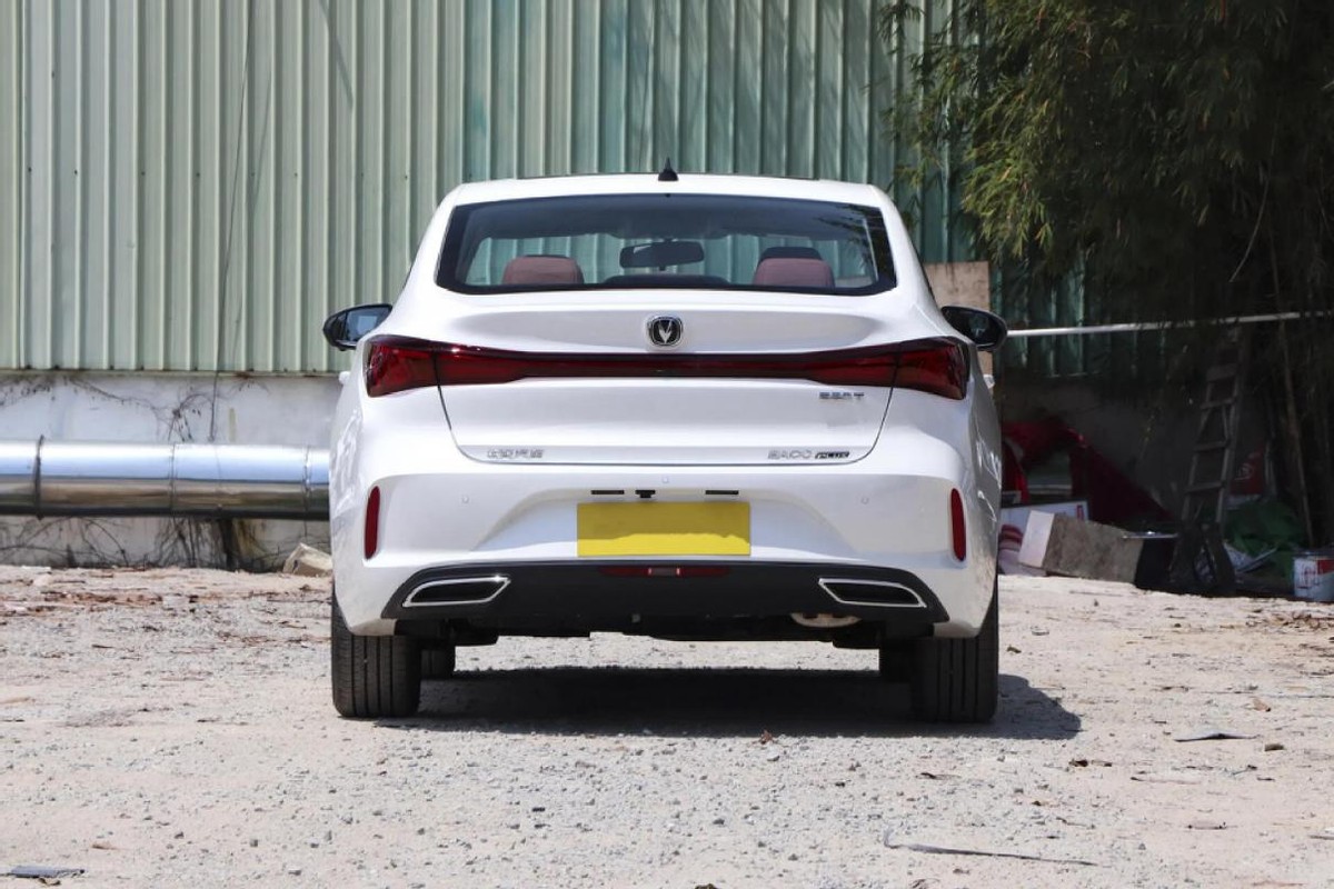 国产高颜值家轿！顶配才10万多，配1.4T动力，好开又省油，逸动