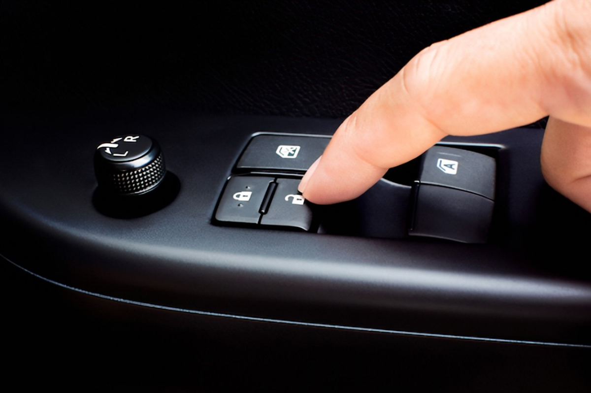 为什么汽车一拧钥匙就自动落锁,钥匙在车里面会自动落锁怎么回事