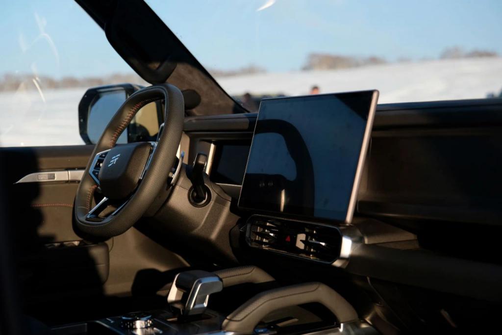 捷途旅行者雪山银悬浮黑顶,捷途旅行者雪山银沉浸式