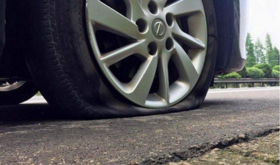 仪表盘安全指示灯亮黄灯,仪表盘上的安全指示灯亮了怎么办