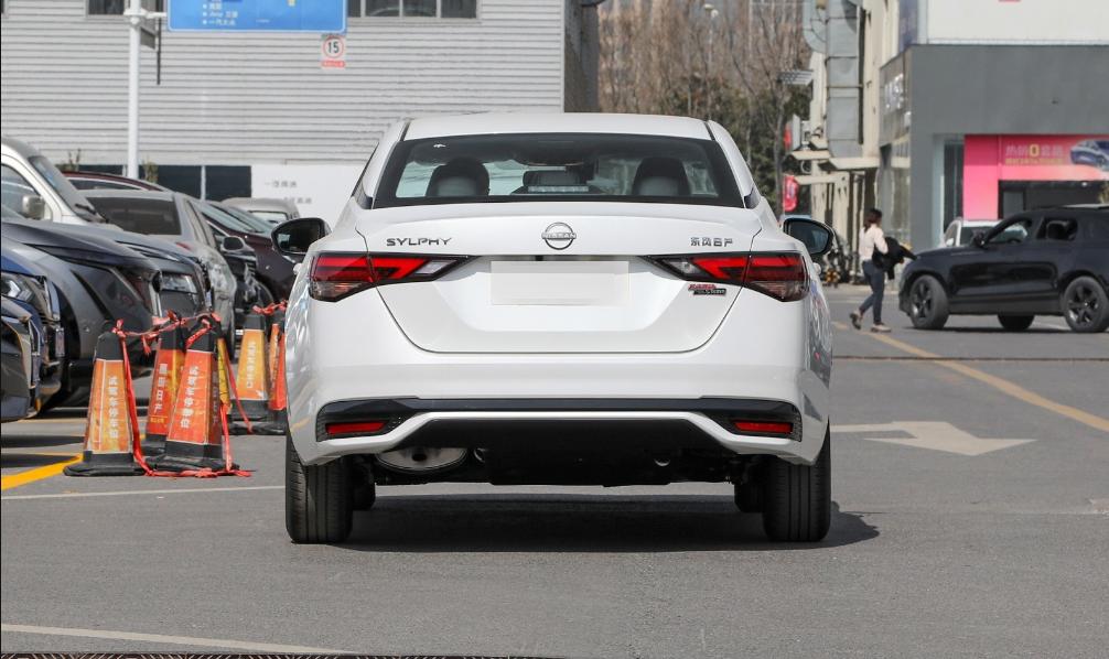 迈腾和轩逸哪个值得买,16款轩逸和1.8t迈腾