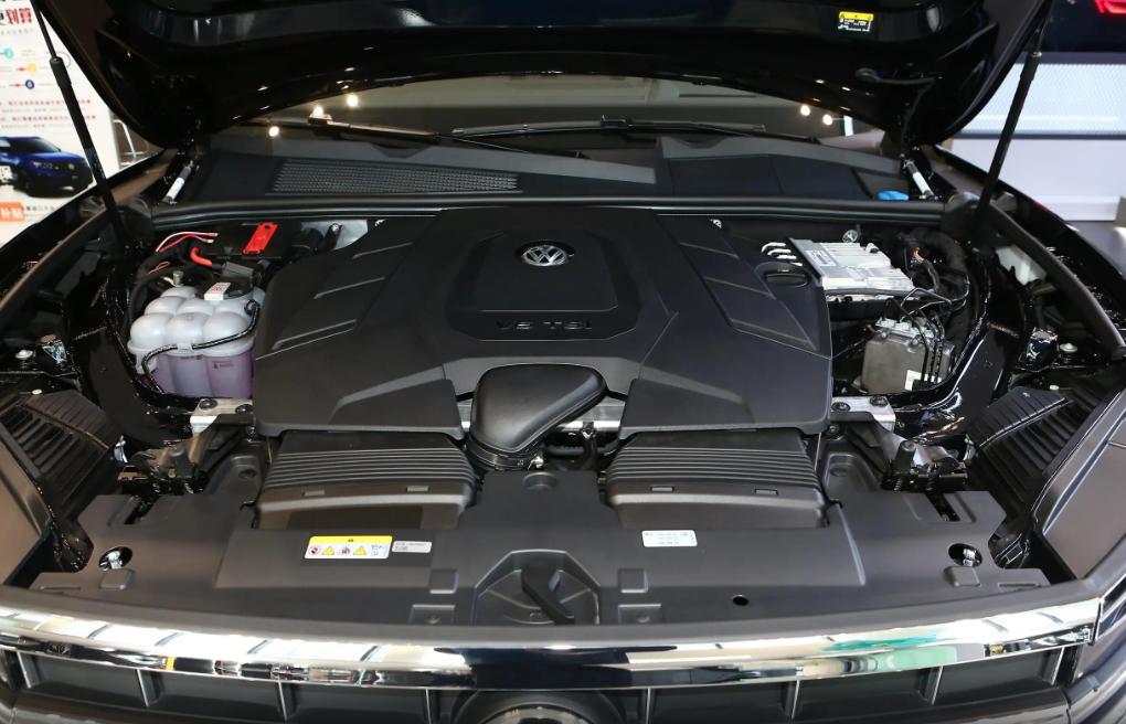 即将发布新款大众途锐实车曝光,2019款大众途锐对比2015年宝马x5