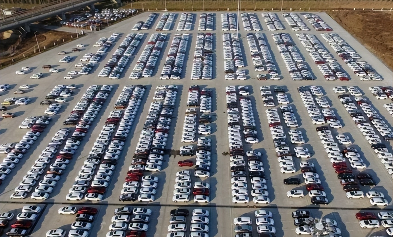 燃油车和新能源车全方位对比,为什么有许多新能源库存车很便宜