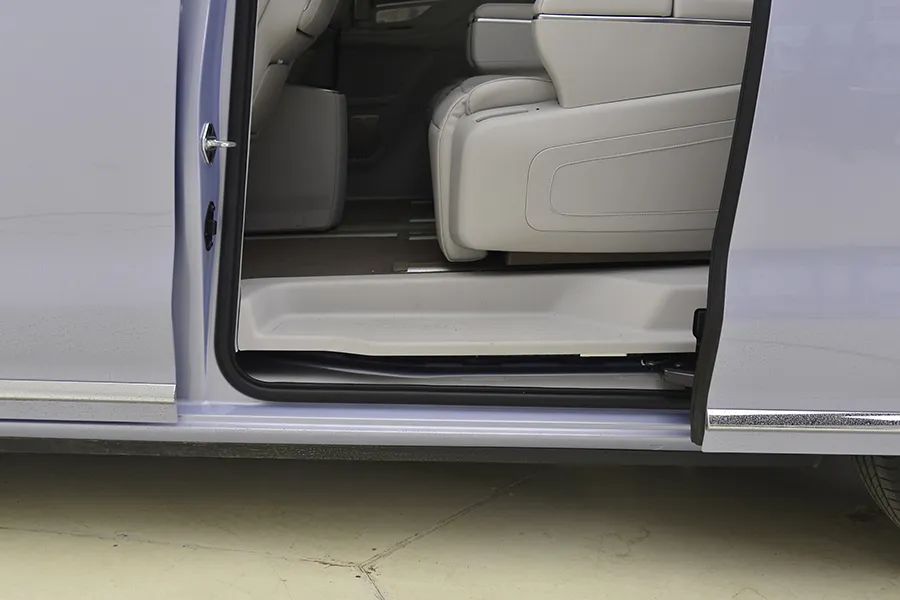 荣威mpvimax8测评,mpv搅局者荣威imax8静态解析