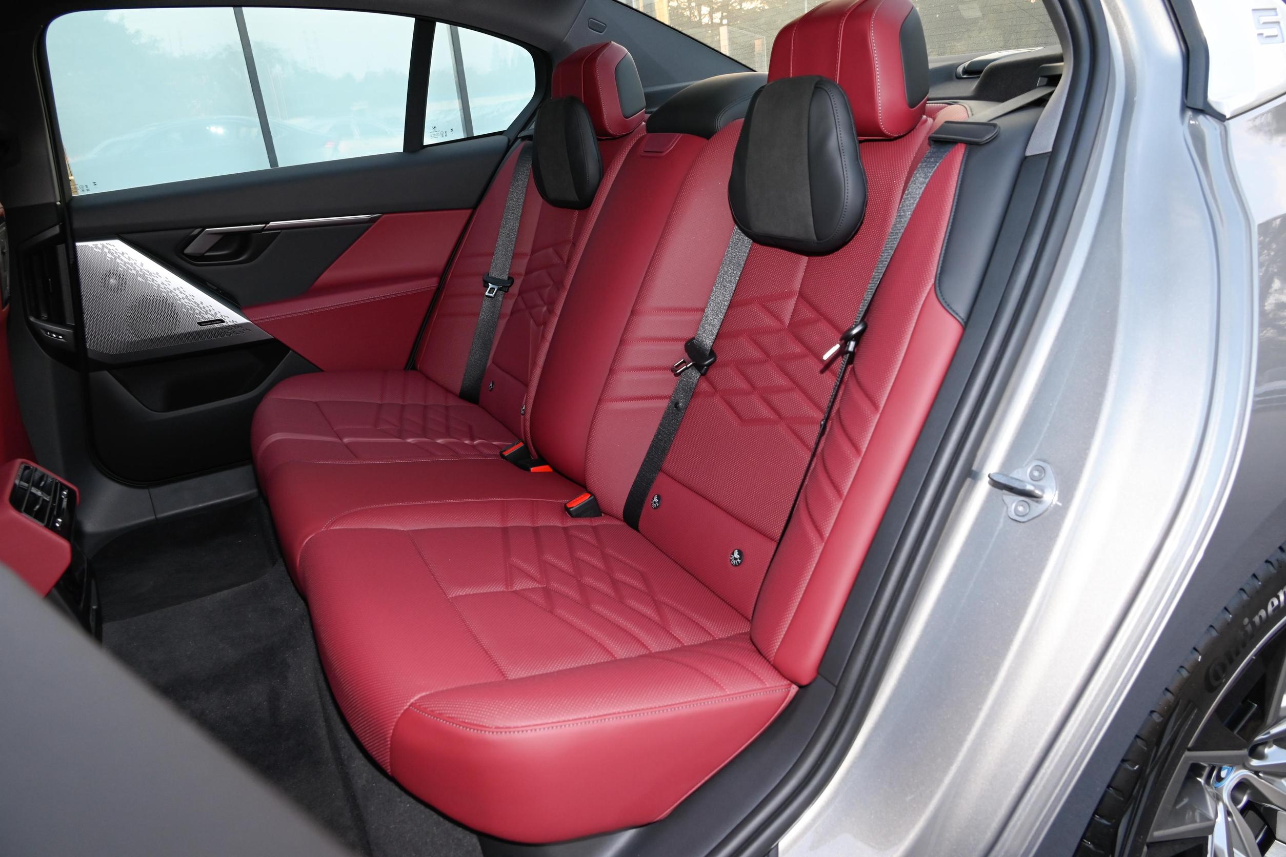 宝马5系530和奔驰e级300哪个好,新款宝马五系升级内饰