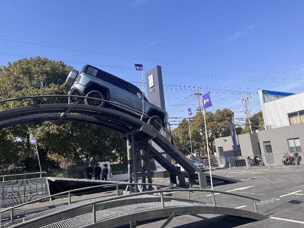 仰望首家中心店沪上开业以共建打造中国高端汽车全新体验