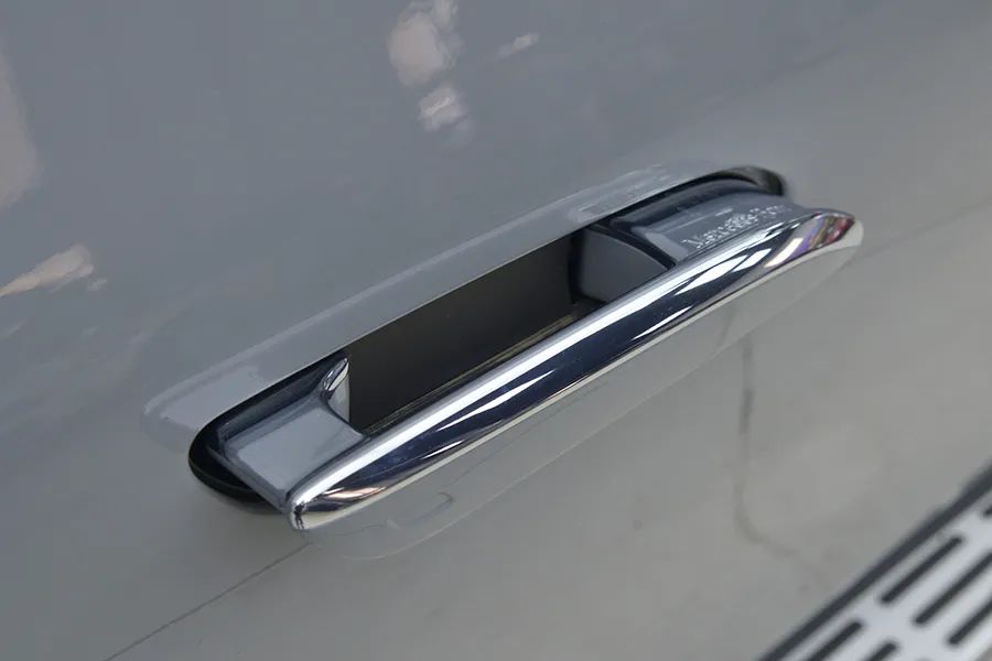 奔驰eqesuv30万落地,奔驰全新EQE纯电SUV上市