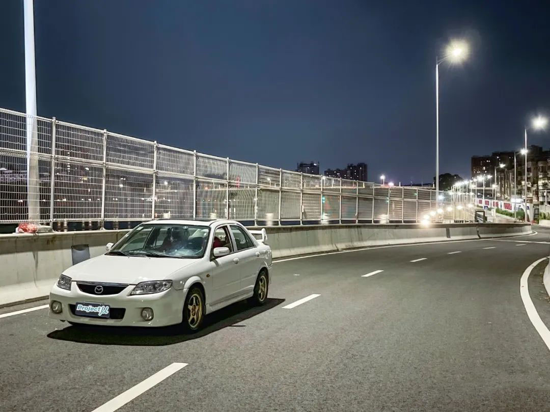 马自达323限量版改装,万元改车马自达323