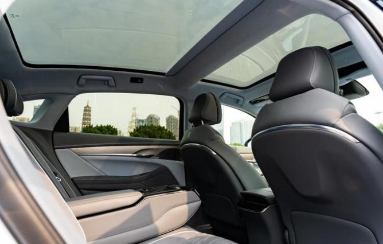 豪华电动轿车的对决，岚图追光和蔚来ET7，谁才是清凉出行之选？