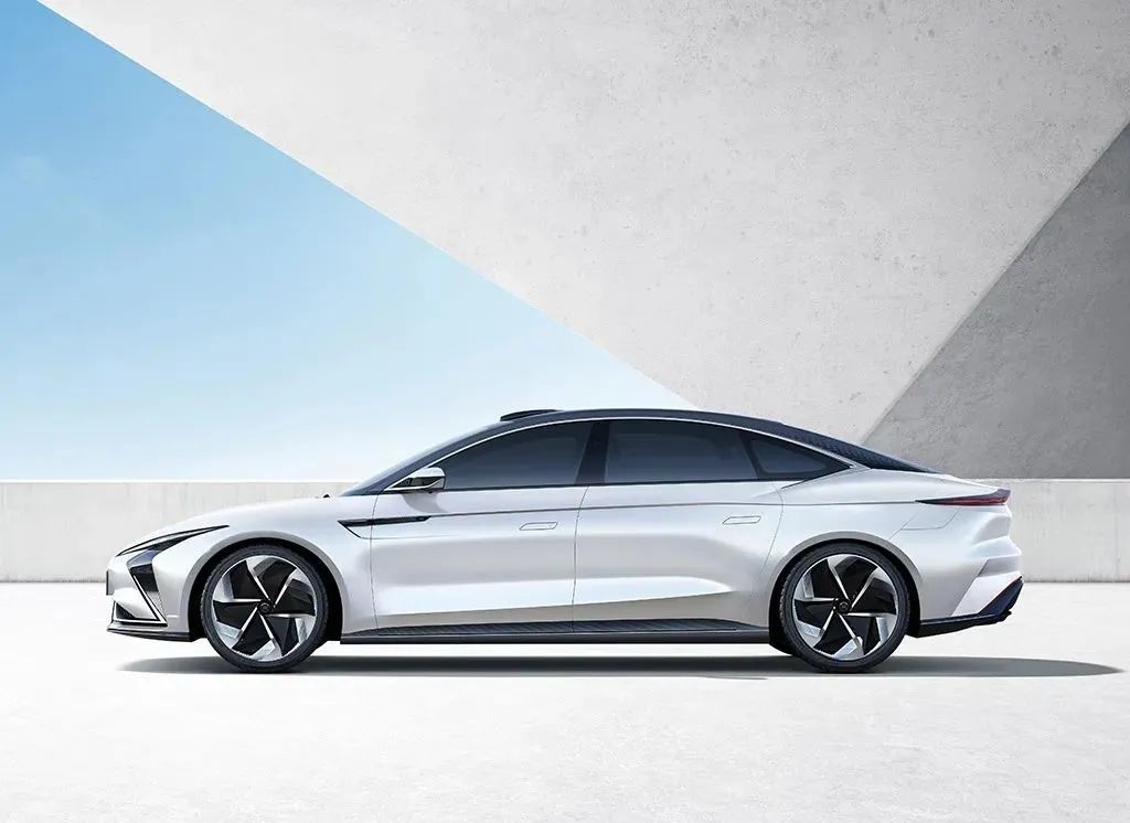 奔驰eqe最低提车价,奔驰eqe上市只为唤醒你的每寸感知