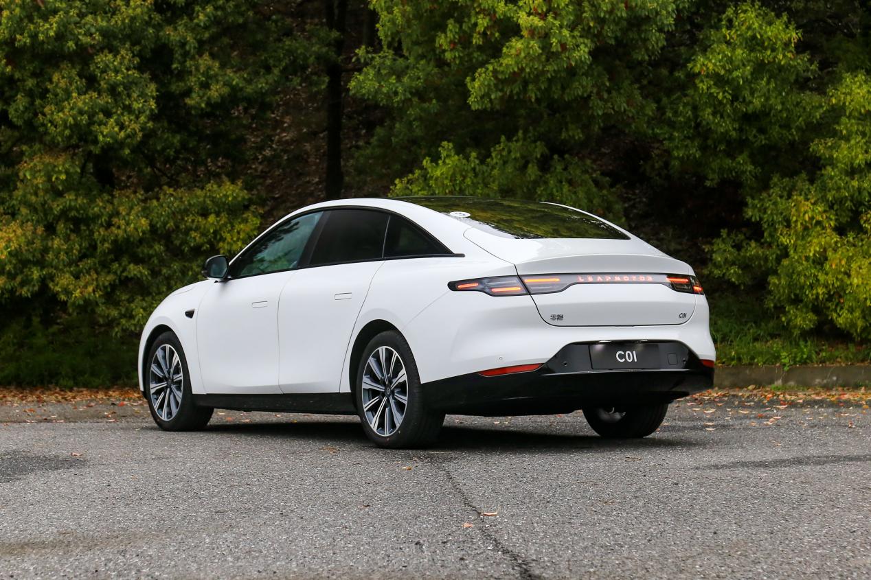 2023入门版c01和c11哪个值得买,零跑c01最新款试驾