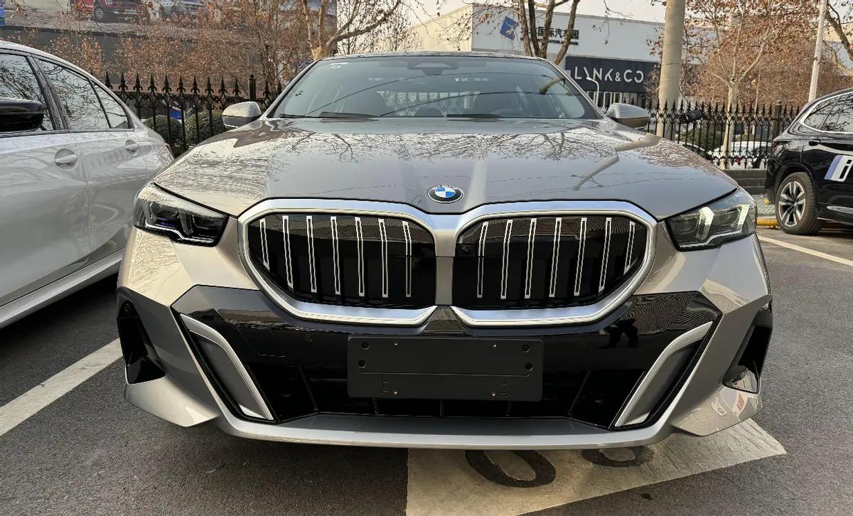 第八代全新宝马5系配置解读,宝华音响和水晶氛围灯哪个配置有?