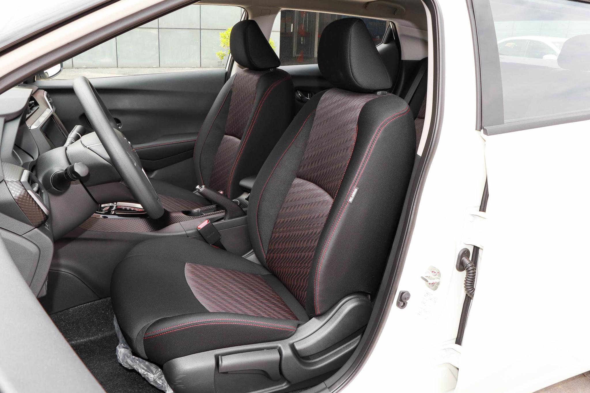 想买省油耐用的轿车，不妨看看蓝鸟，变速箱平顺、后备厢空间大