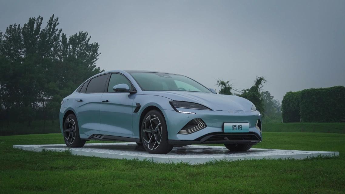 比亚迪海豹技术上的革新,比亚迪推出海豹是在和谁竞争