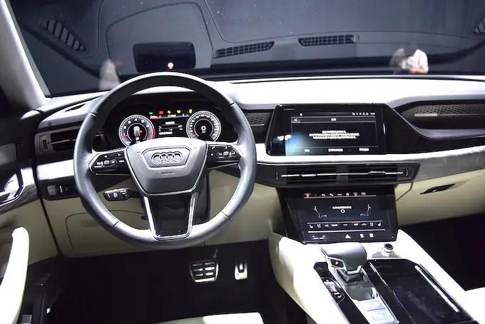 奥迪q62023燃油款落地多少钱,奥迪q6对比奥迪q7