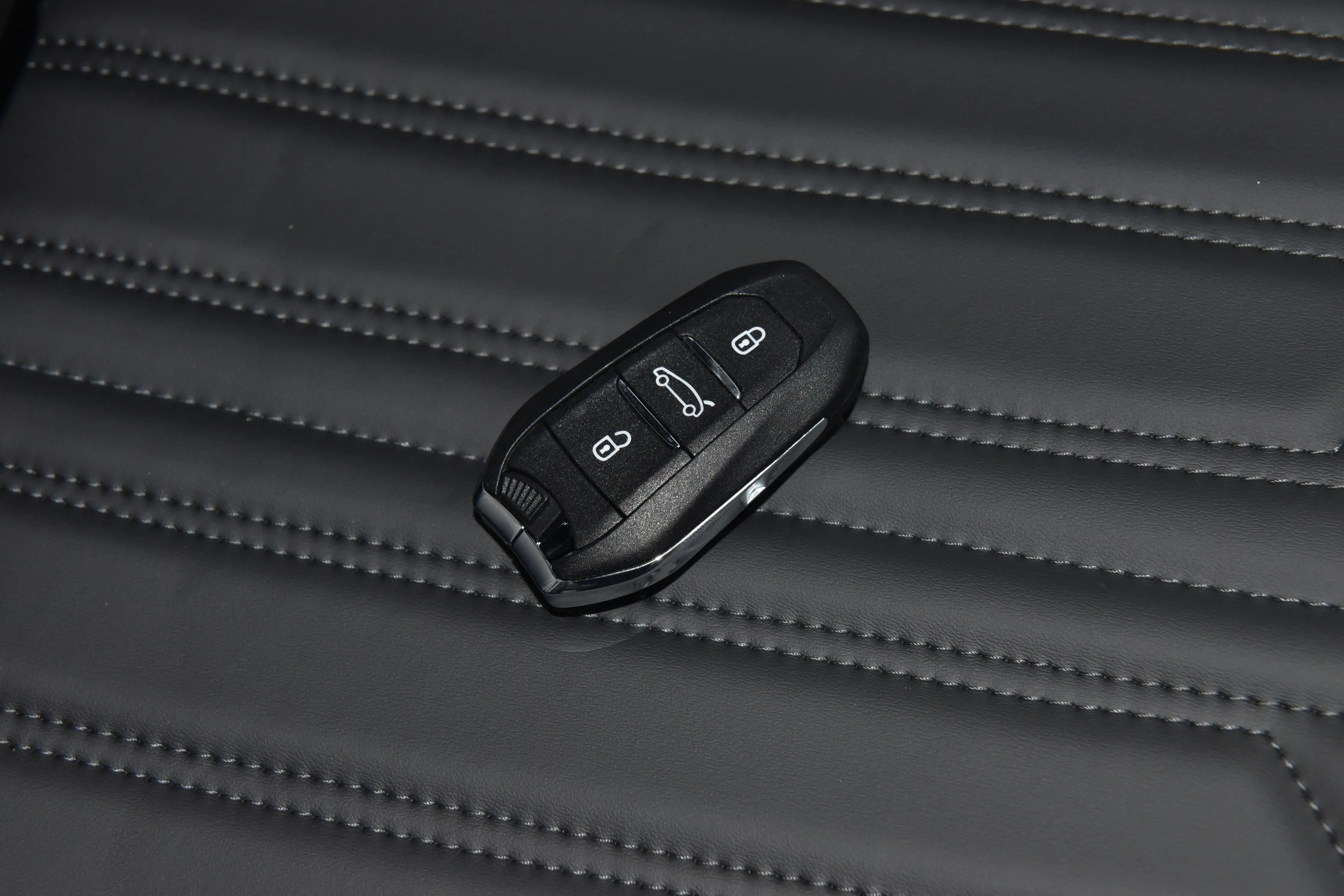 标致2008theone版现车,标致2008theone版安装倒车影像