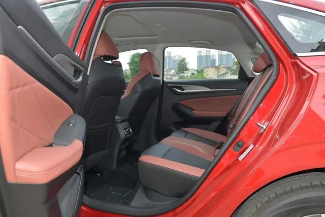 1.4T蓝鲸发动机，百公里油耗6.4L，长安逸动适合家用，价格亲民