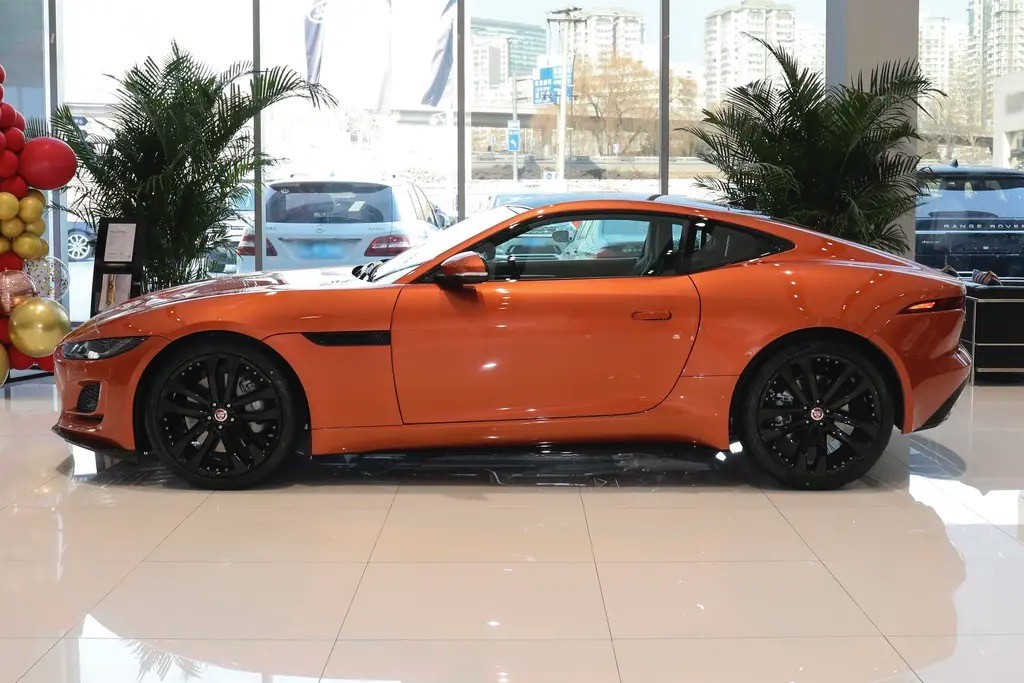 最新款硬顶捷豹f-type,英伦风格小跑车